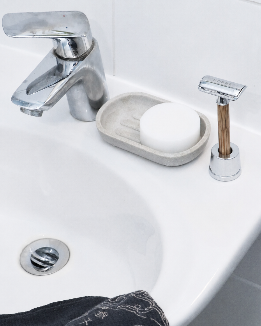 Rasoir Héritage bambou sur son support au bord du lavabo
