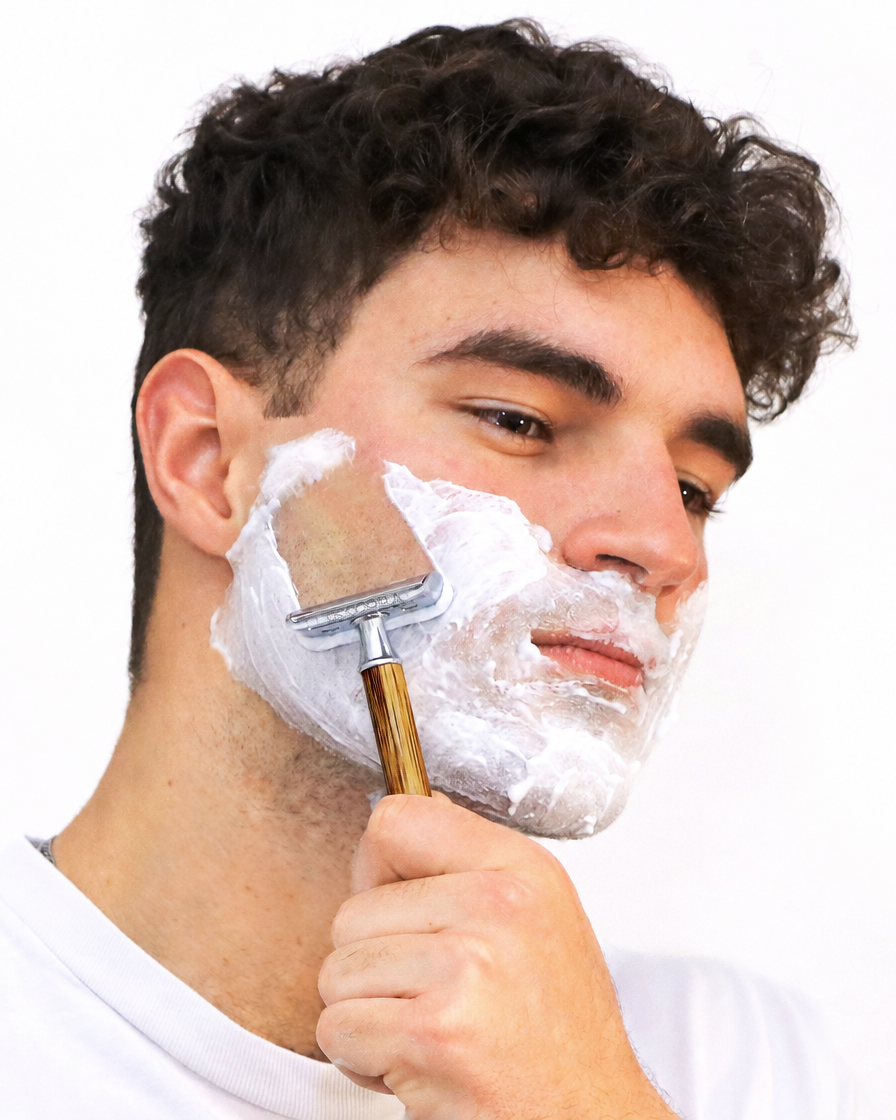 Jeune homme se rasant avec le rasoir Héritage