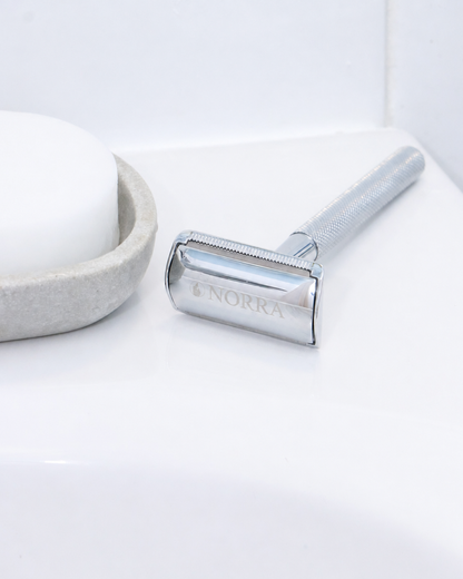 Rasoir Héritage chrome posé près du porte-savon