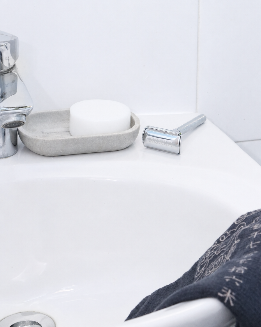 Rasoir Héritage chrome sur le rebord du lavabo